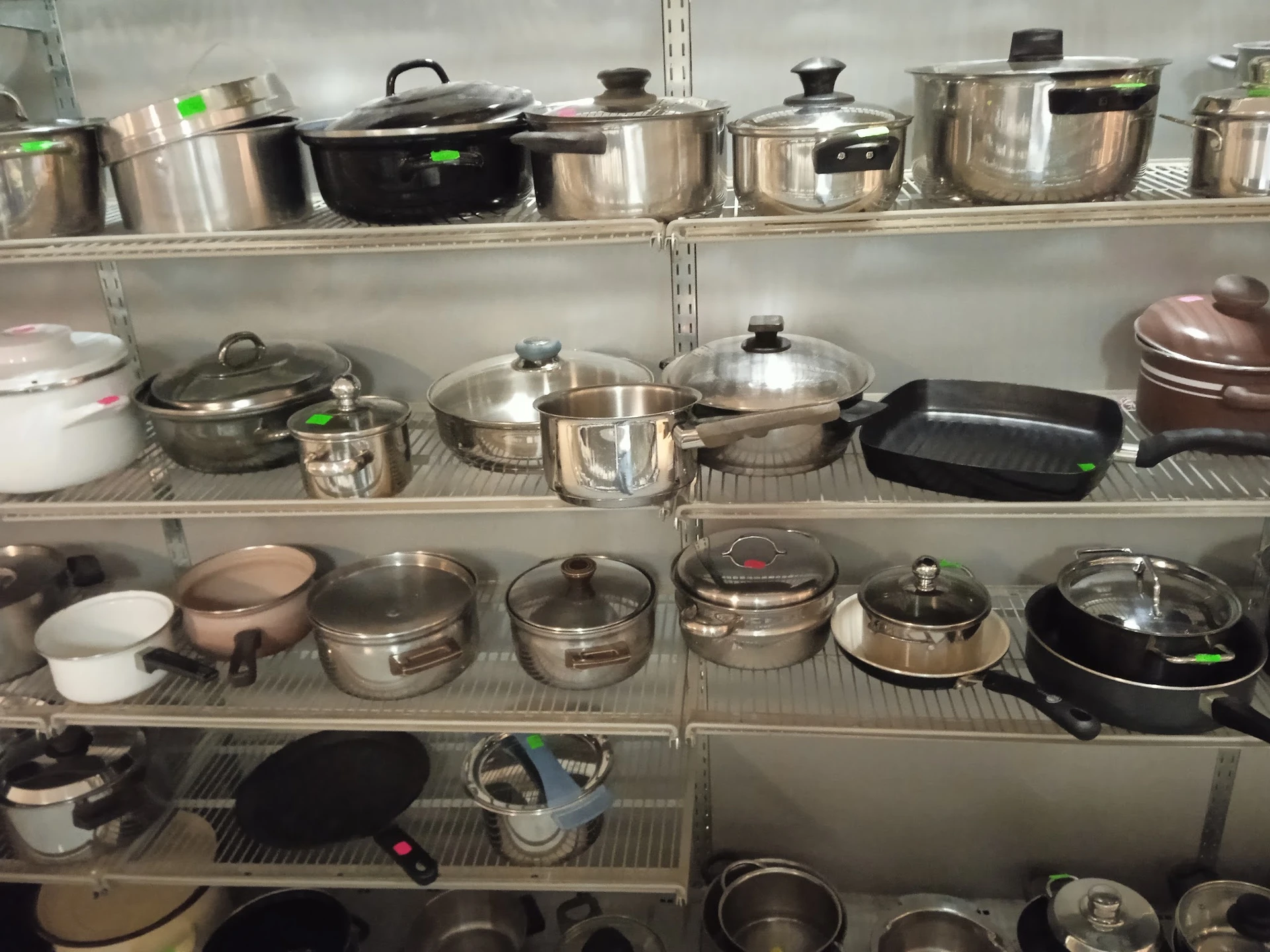 Bezoeker foto van Kringloopwinkel Bij John woonwinkel en secondhandshop in Drouwenermond