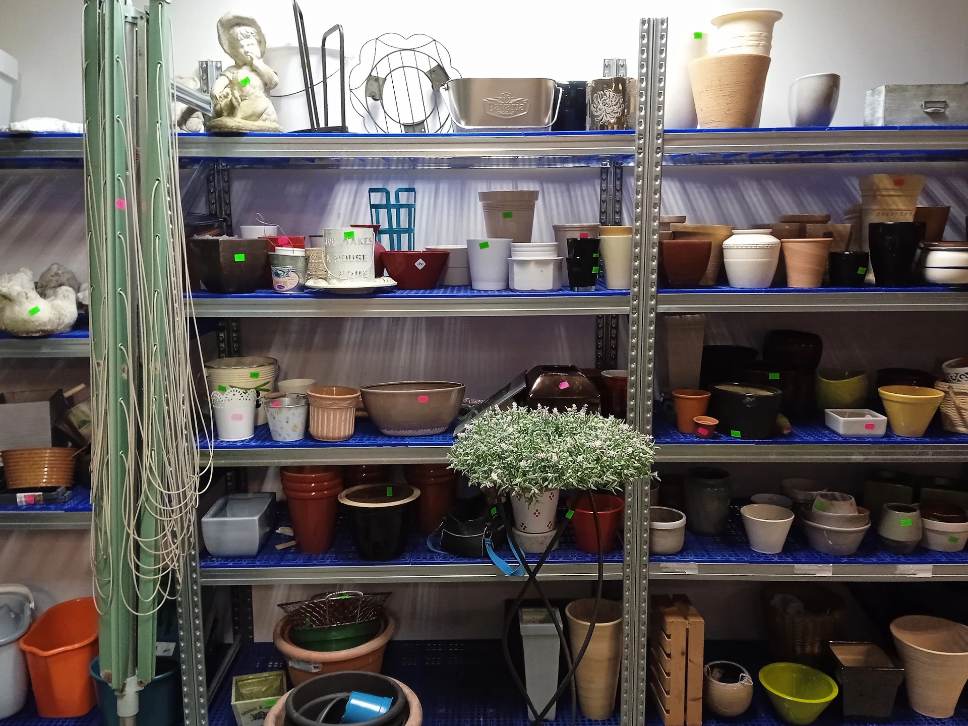 Bezoeker foto van Kringloopwinkel Bij John woonwinkel en secondhandshop in Drouwenermond