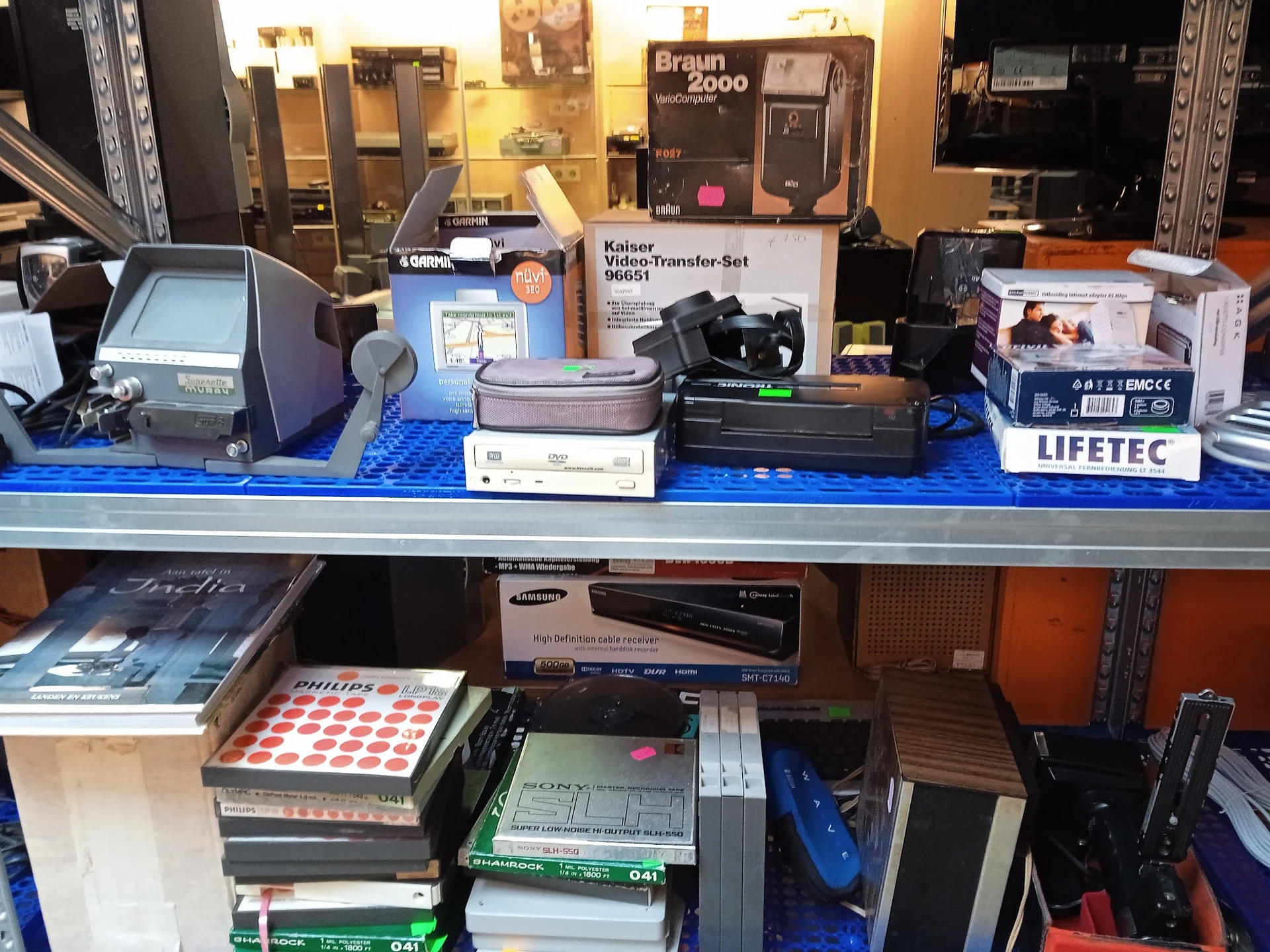 Bezoeker foto van Kringloopwinkel Bij John woonwinkel en secondhandshop in Drouwenermond