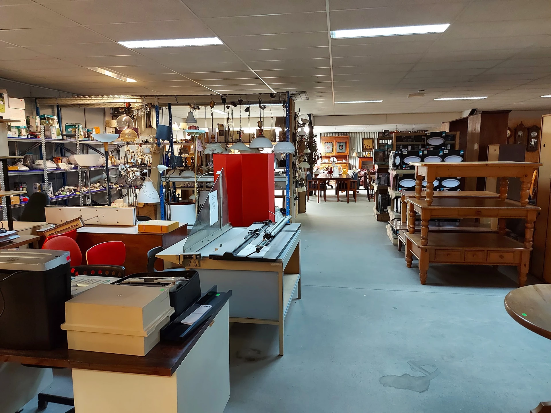 Bezoeker foto van Kringloopwinkel Bij John woonwinkel en secondhandshop in Drouwenermond