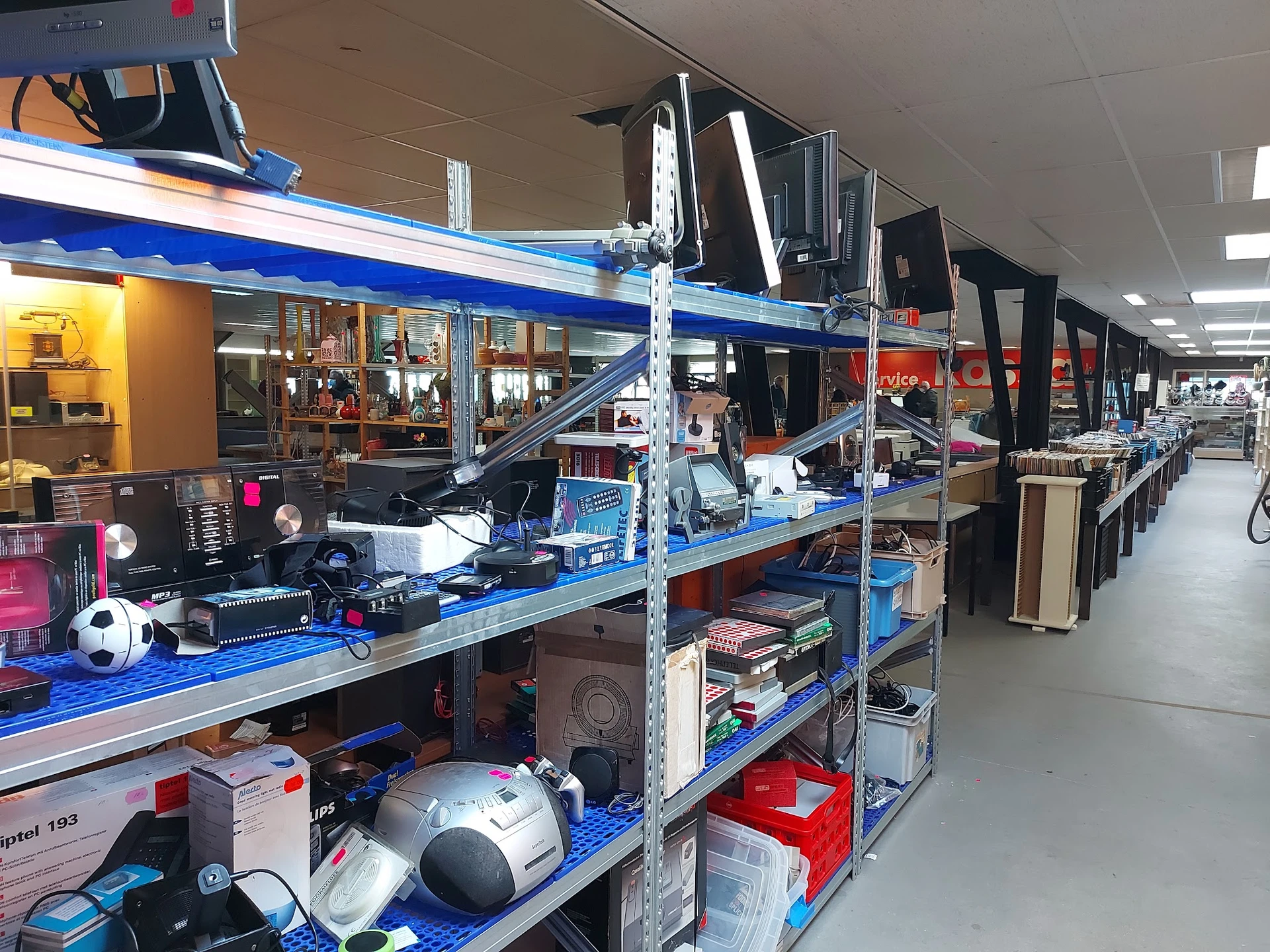 Bezoeker foto van Kringloopwinkel Bij John woonwinkel en secondhandshop in Drouwenermond
