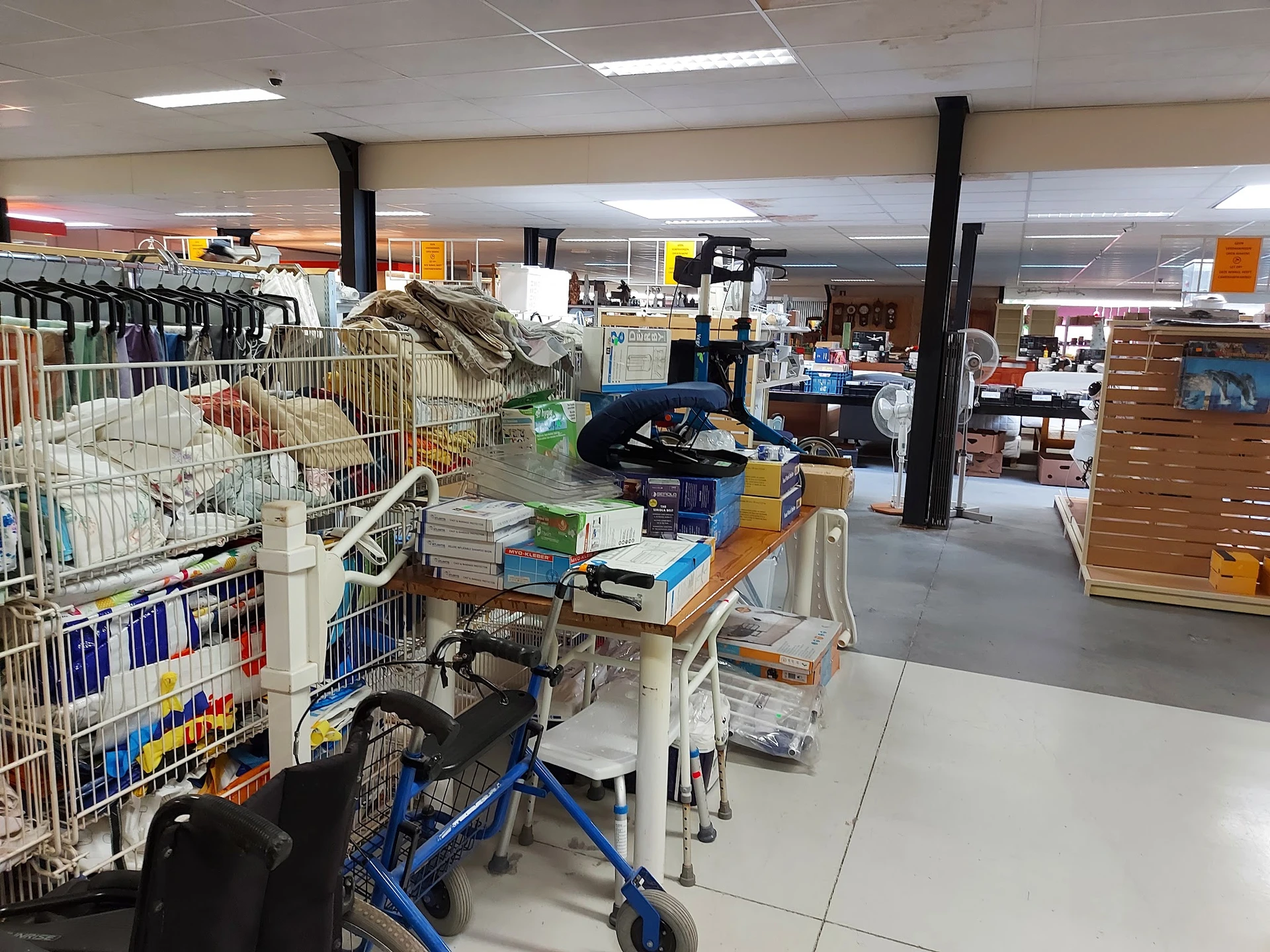 Bezoeker foto van Kringloopwinkel Bij John woonwinkel en secondhandshop in Drouwenermond