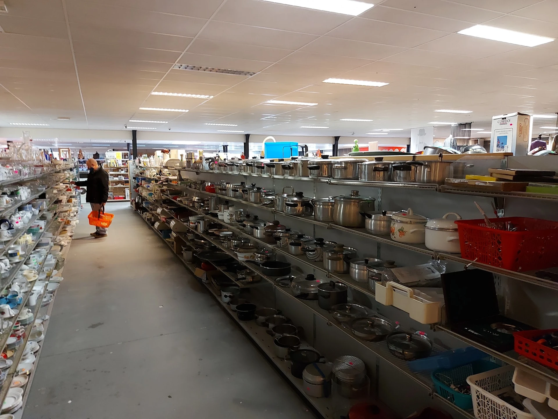 Bezoeker foto van Kringloopwinkel Bij John woonwinkel en secondhandshop in Drouwenermond