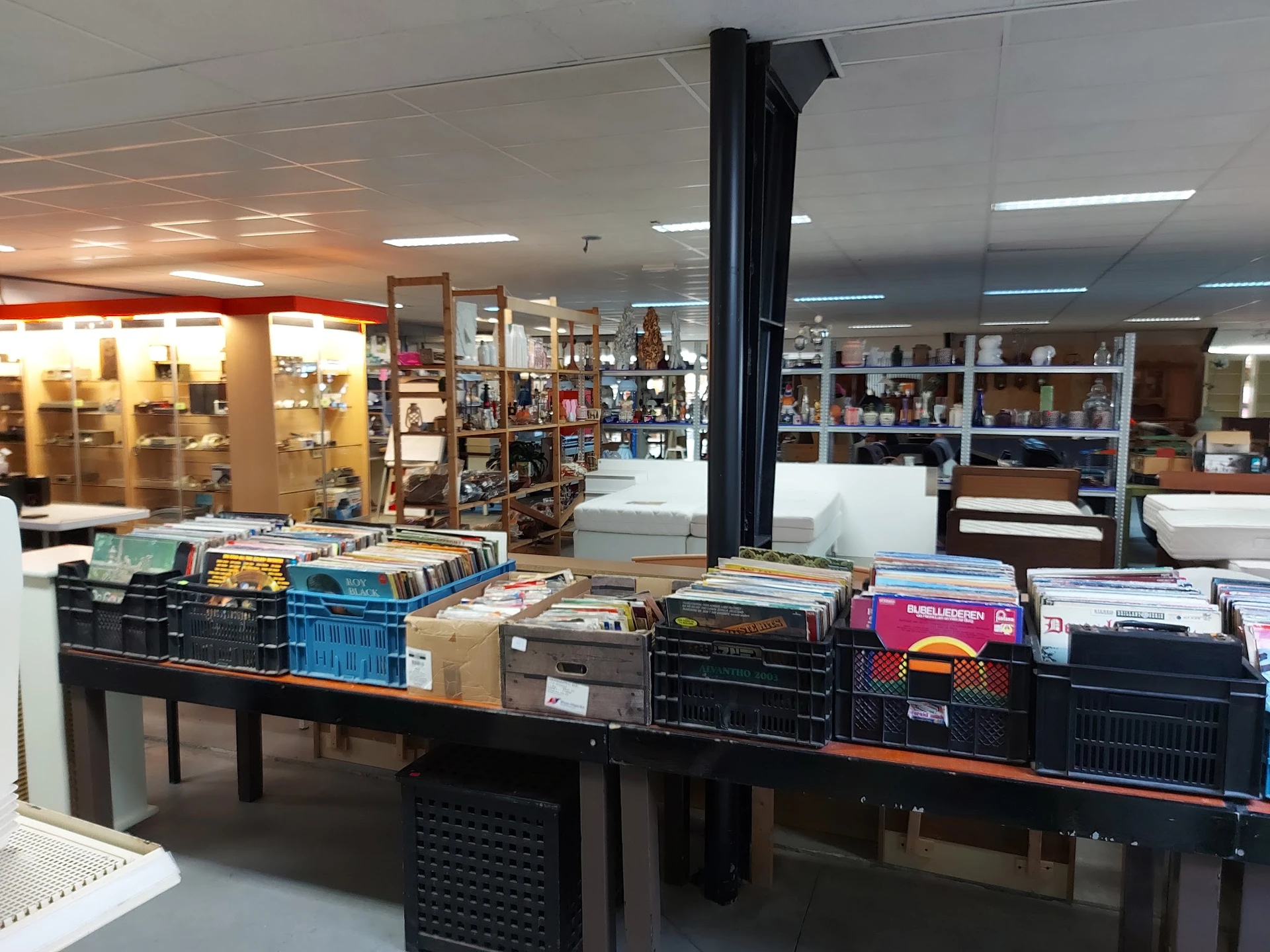Bezoeker foto van Kringloopwinkel Bij John woonwinkel en secondhandshop in Drouwenermond