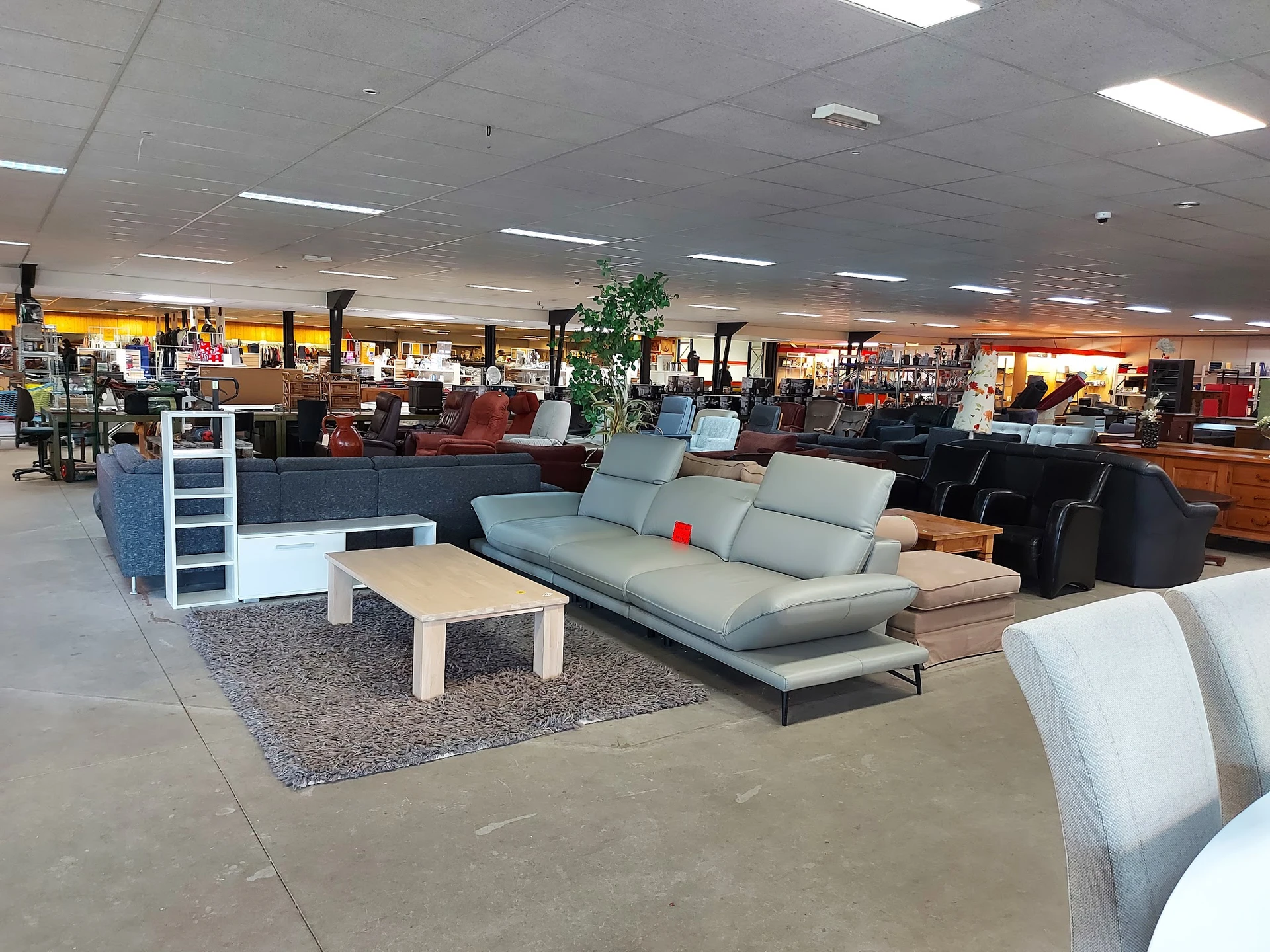 Bezoeker foto van Kringloopwinkel Bij John woonwinkel en secondhandshop in Drouwenermond