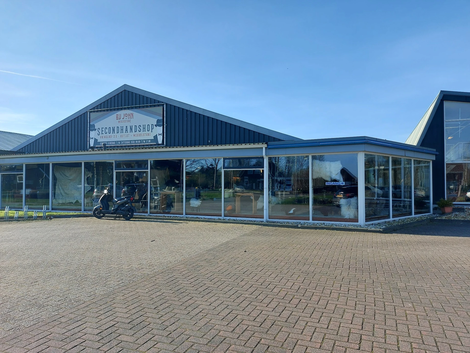 Bezoeker foto van Kringloopwinkel Bij John woonwinkel en secondhandshop in Drouwenermond