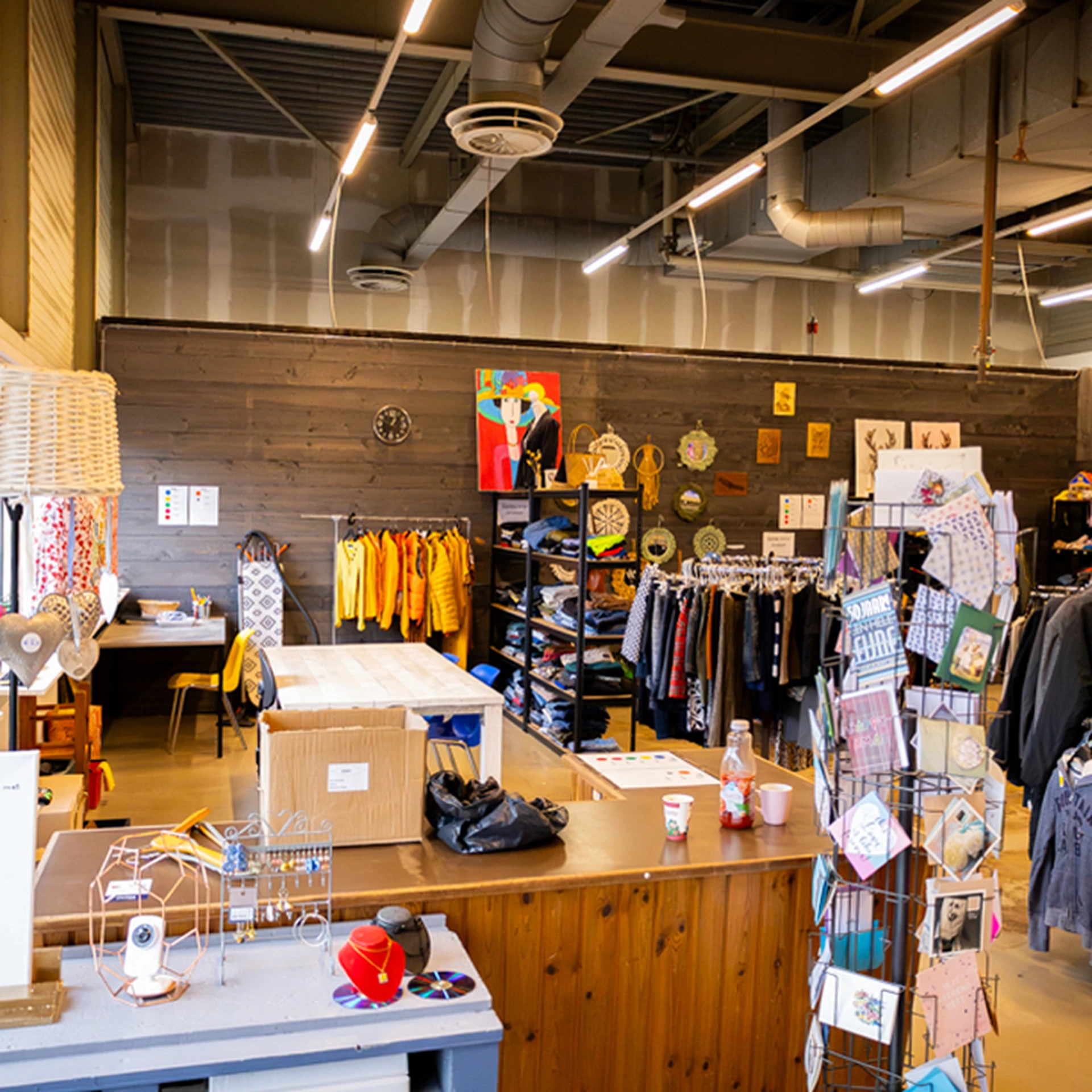 Bij Mien in Zutphen met tweedehands meubels en kleding