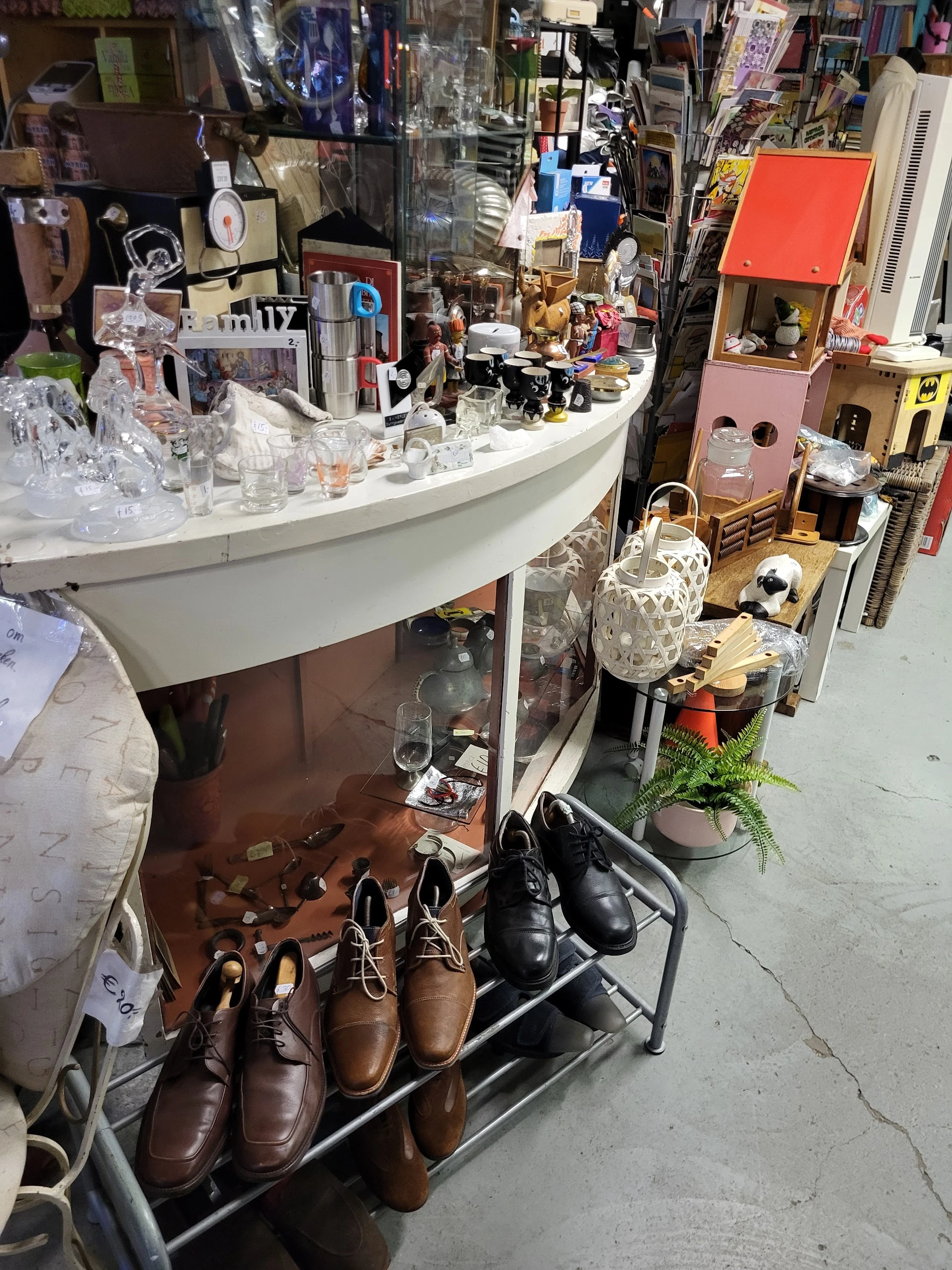 Kringloopwinkel Bijna Gratis Markt in Haarlem met tweedehands boeken, cd's en gereedschappen