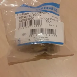 Verpakt fietsonderdeel met etiket en barcode in plastic zak