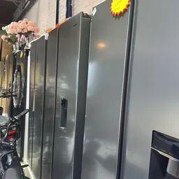 Grijze kasten of stellingen in het interieur van een kringloopwinkel