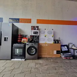 Winkelvloer met uitgestalde huishoudelijke apparaten zoals koelkast, wasmachine, fornuis en televisie