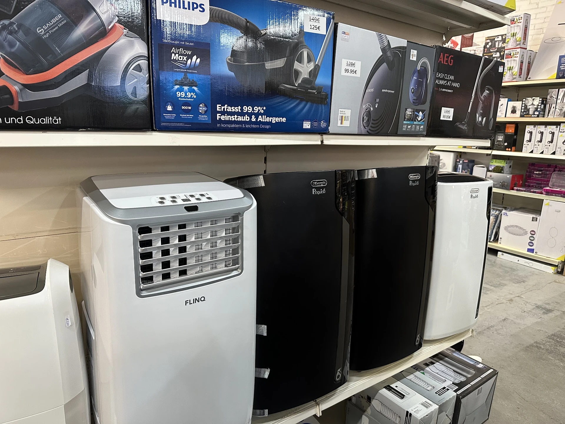 Rij van verschillende mobiele airconditioners en ventilators op display in de winkel