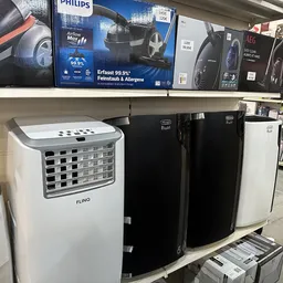 Rij van verschillende mobiele airconditioners en ventilators op display in de winkel