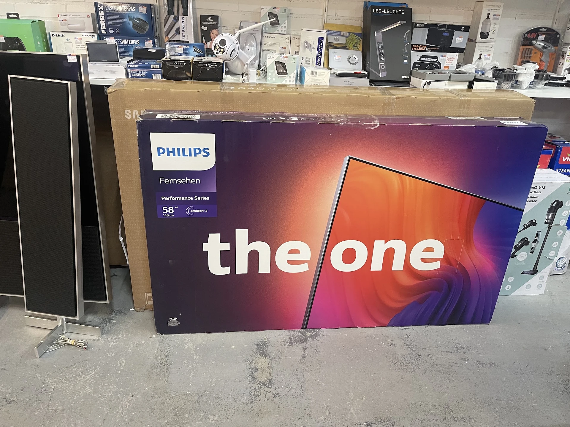 Philips Fernseher 'the one' in originele verpakking op kringloopwinkelvloer