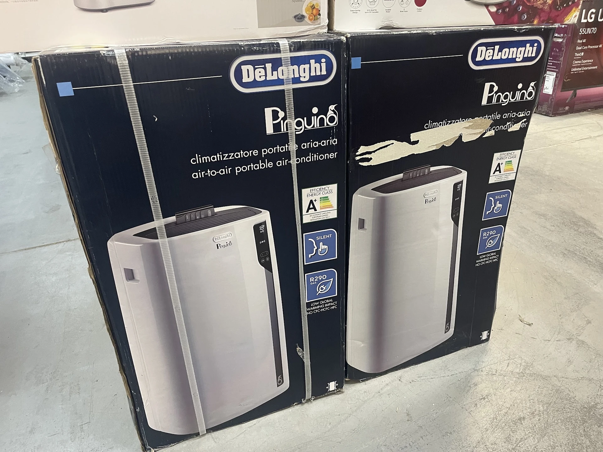 Twee DeLonghi Pinguino draagbare airconditioners in hun originele dozen