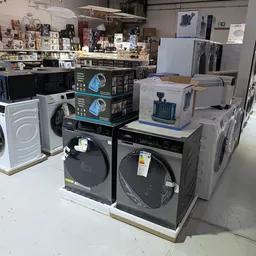 Utstalling van wasmachines en drogers in verschillende kleuren en modellen
