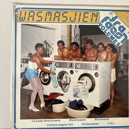 Albumhoes met mannen rond wasmachines, waarschijnlijk een vintage muziekalbum