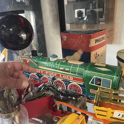 Vintage speelgoedtrein en ander antiek speelgoed op display in de winkel
