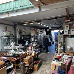 Ruime winkelruimte met veel uiteenlopende spullen, meubilair, decoraties en huishoudartikelen uitgestald