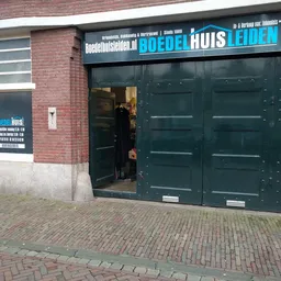 Donkergroene deuren en gevel van kringloopwinkel Boedelhuis aan de Oude Vest in Leiden
