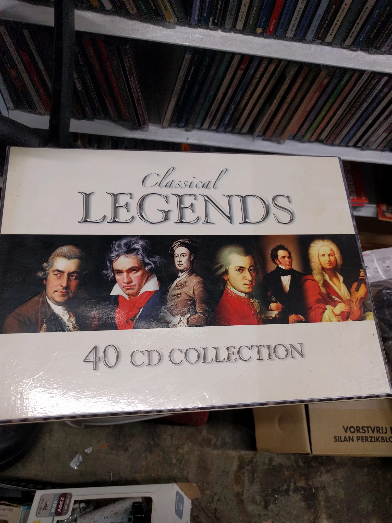 Classical Legends 40 CD Collection boxset met portretten van klassieke componisten op de verpakking