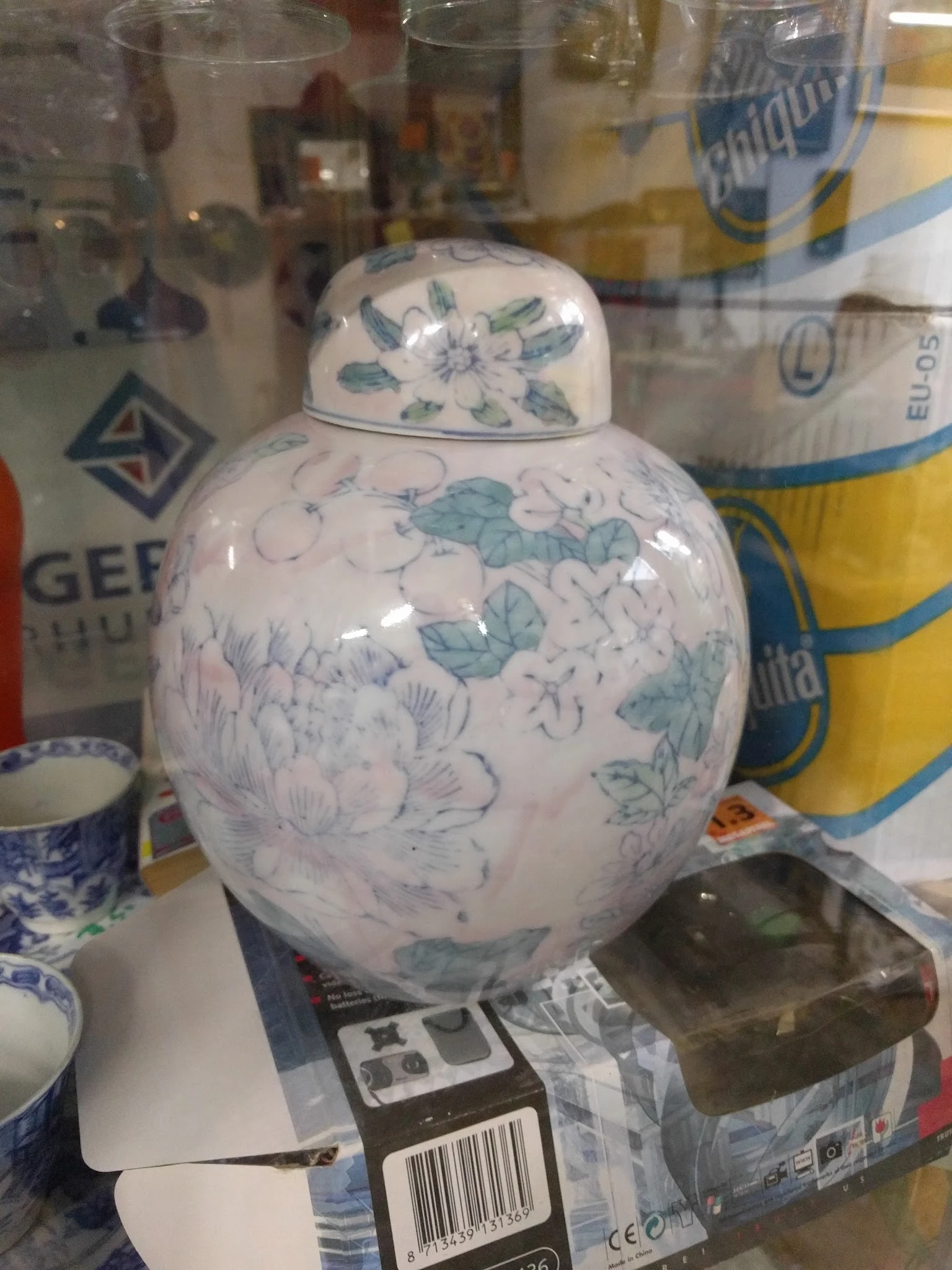 Witte porseleinen gemberpot met blauwe bloemendecoratie en deksel