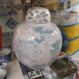 Witte porseleinen gemberpot met blauwe bloemendecoratie en deksel