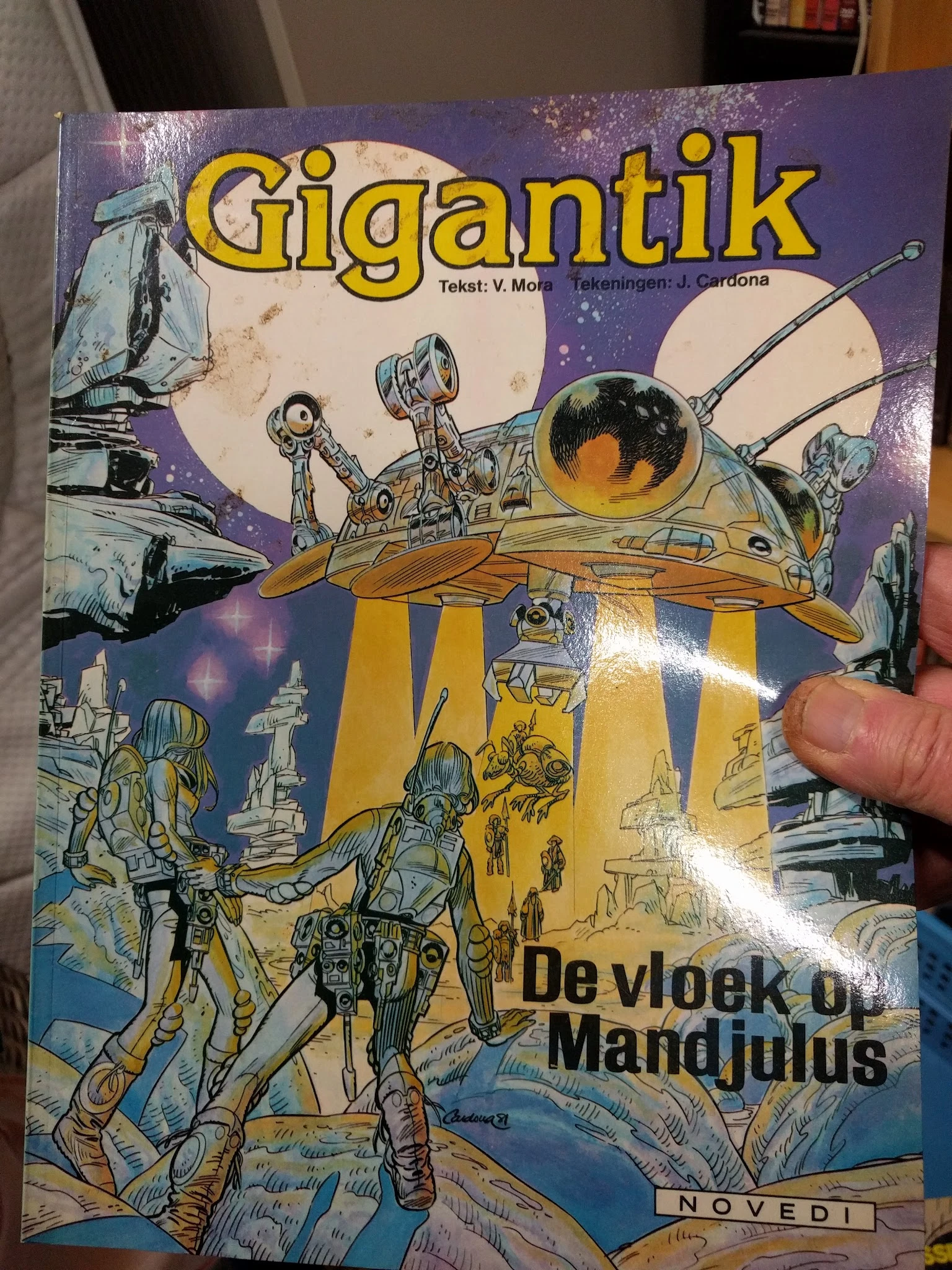 Vintage science fiction boek met gele en blauwe cover en ruimteschip illustratie