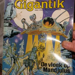Vintage science fiction boek met gele en blauwe cover en ruimteschip illustratie