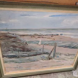 Ingelijste schilderij met strandtafereel met figuren en houten constructies