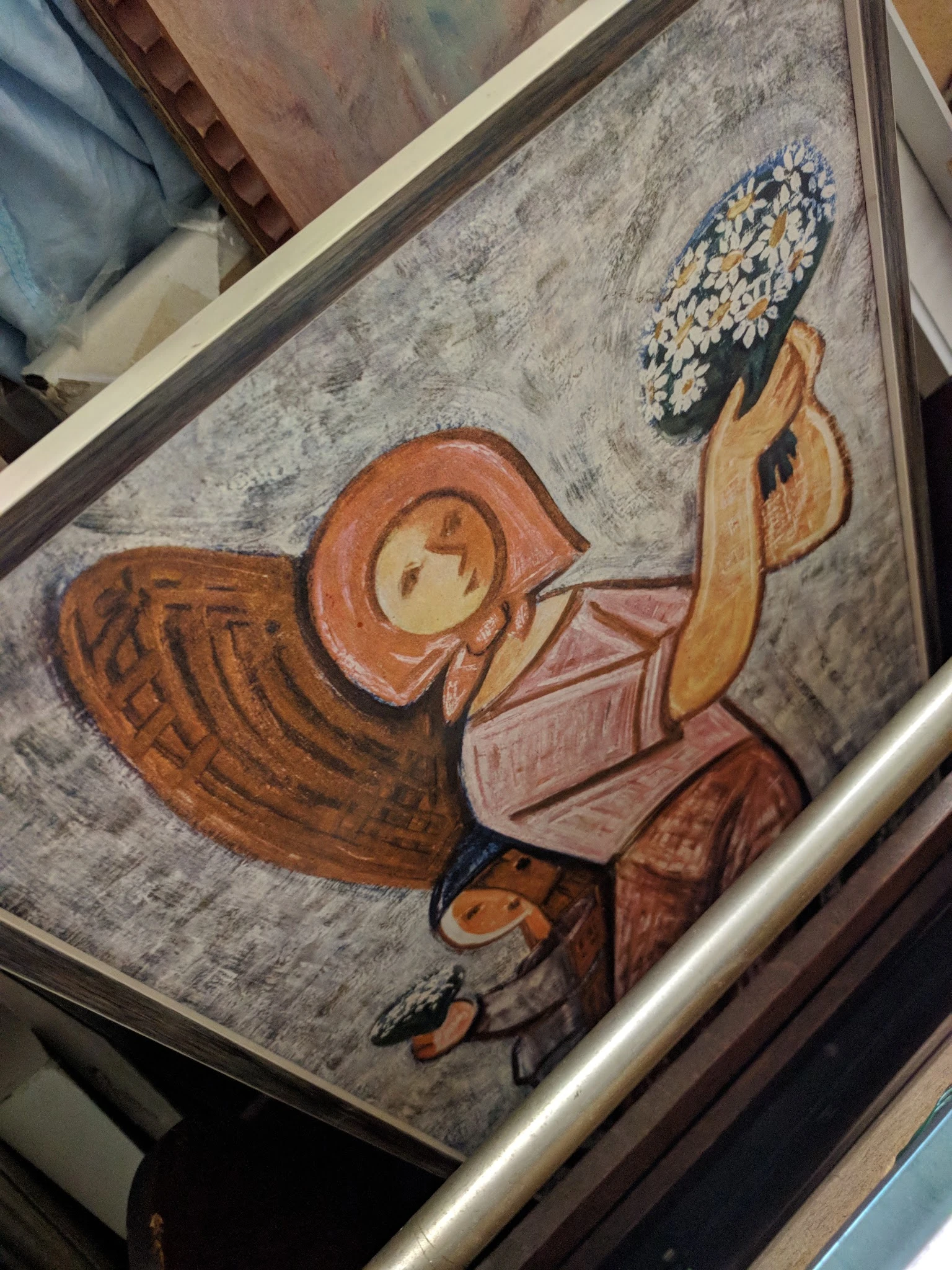 Handgetekende afbeelding van een figuur met rood hoofd en bruine vleugels op papier
