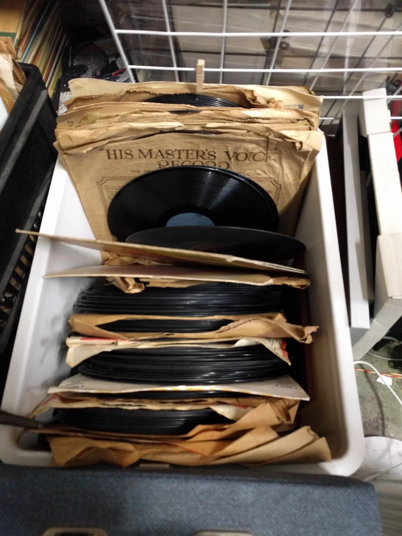 Stapel vinyl LP's uit 'His Master's Voice' serie in vintage papieren hoezen