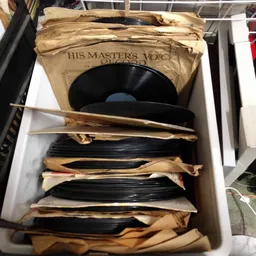 Stapel vinyl LP's uit 'His Master's Voice' serie in vintage papieren hoezen