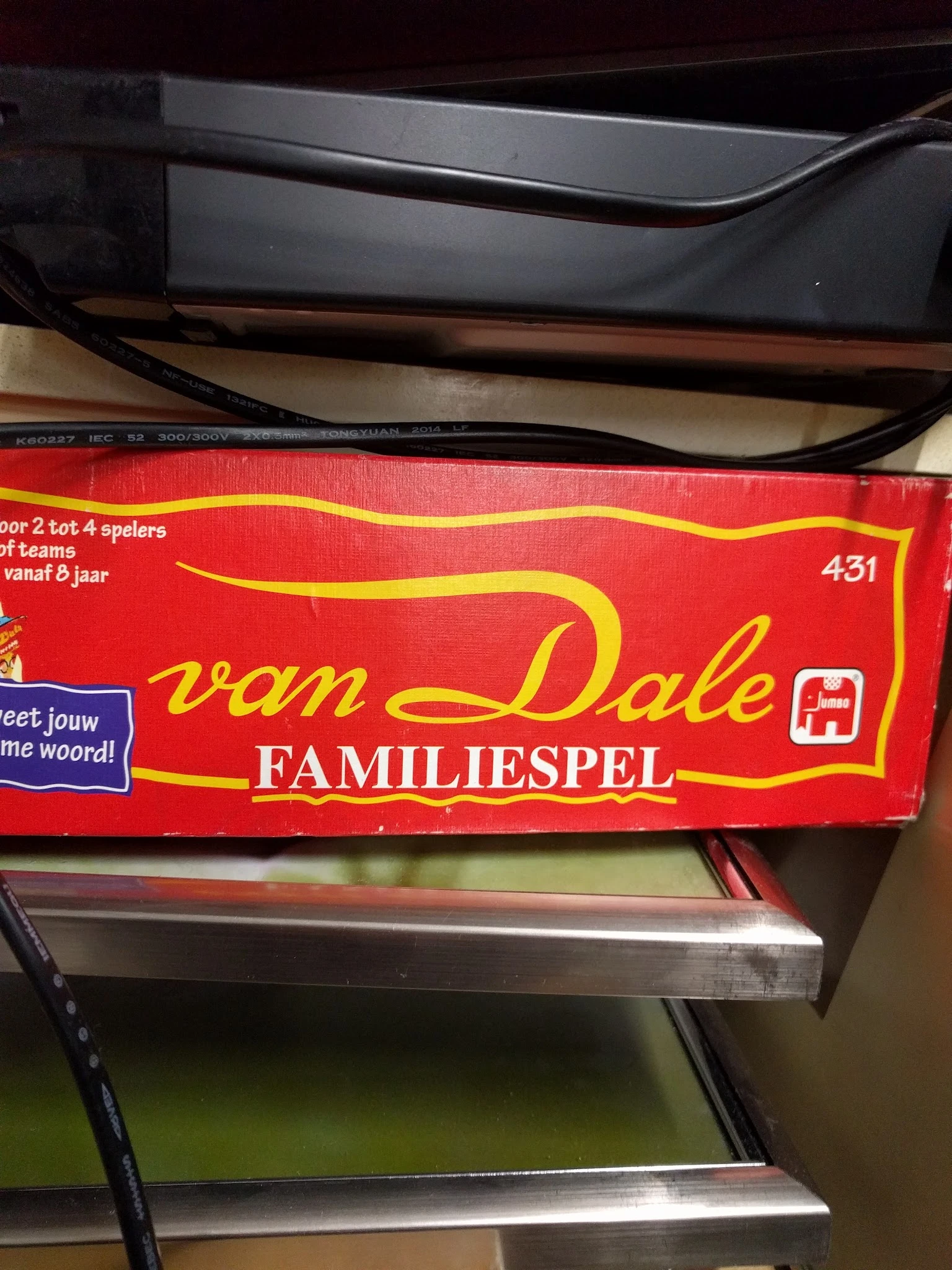 Doos van het bordspel 'van Dale Familiespel' in rood en geel verpakking
