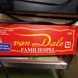 Doos van het bordspel 'van Dale Familiespel' in rood en geel verpakking