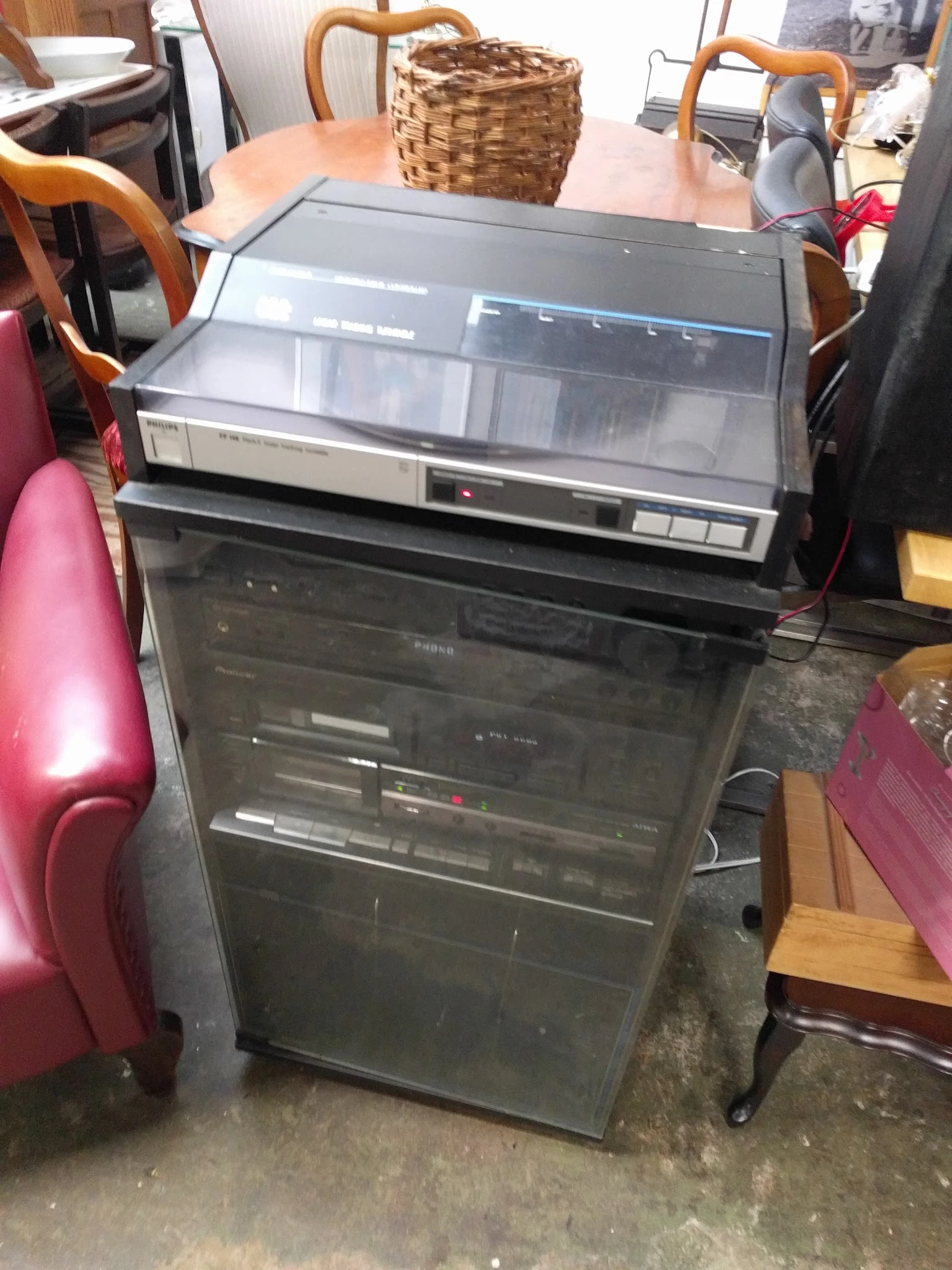 Zwarte vintage stereo-installatie met kassettedecks en radio op elkaar gestapeld