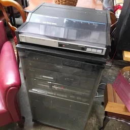 Zwarte vintage stereo-installatie met kassettedecks en radio op elkaar gestapeld