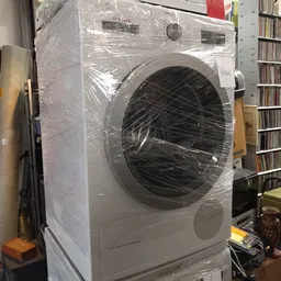 Nieuwe wasdroger in kunststof verpakking, ingepakt en klaar voor verkoop in kringloopwinkel