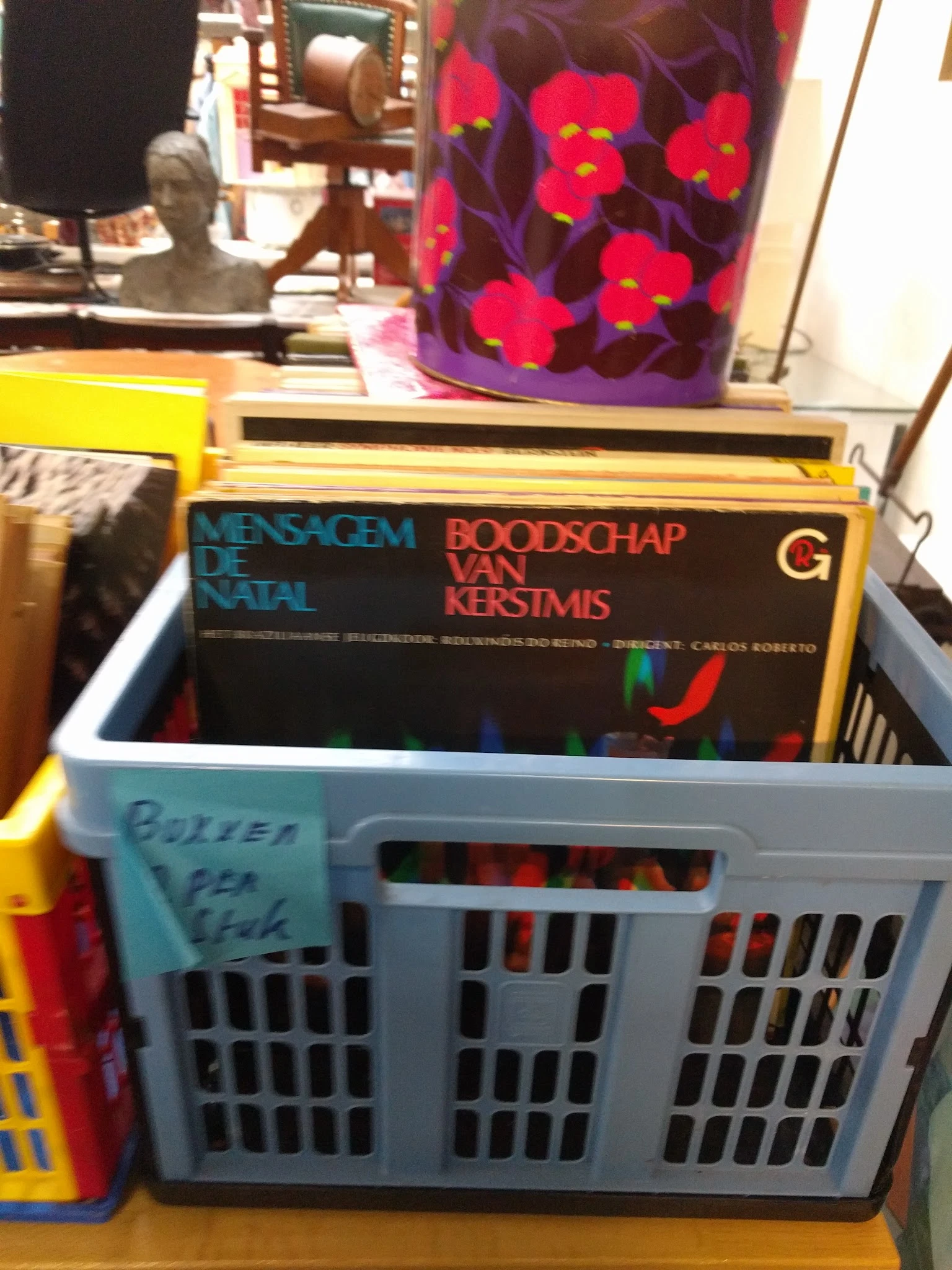 Plastic krat met tweedehands boeken waaronder titels in Nederlands en andere talen