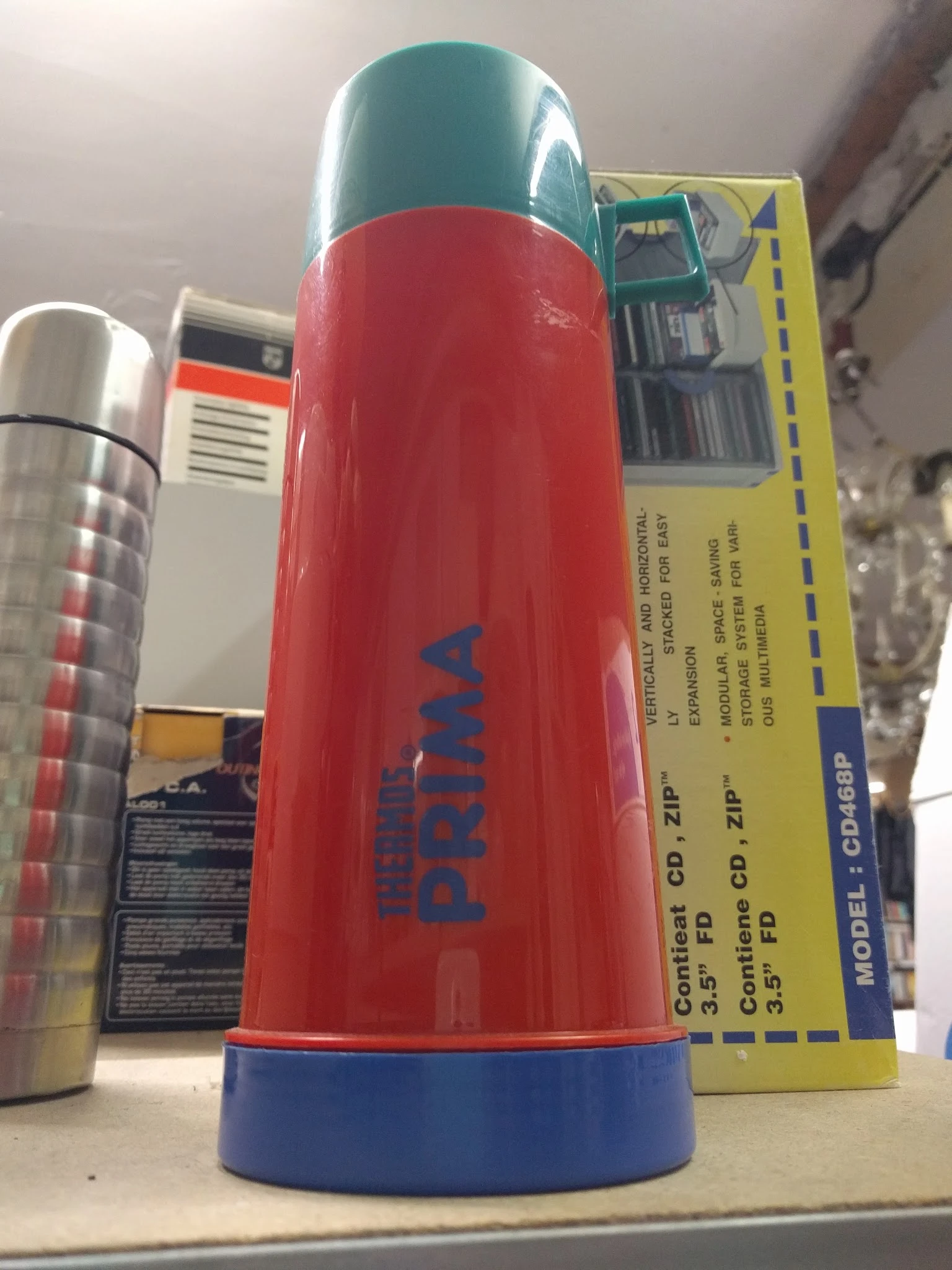 Rode Philips radio close-up met blauwe branding op de voorkant