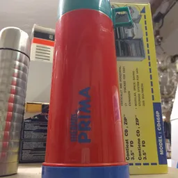 Rode Philips radio close-up met blauwe branding op de voorkant