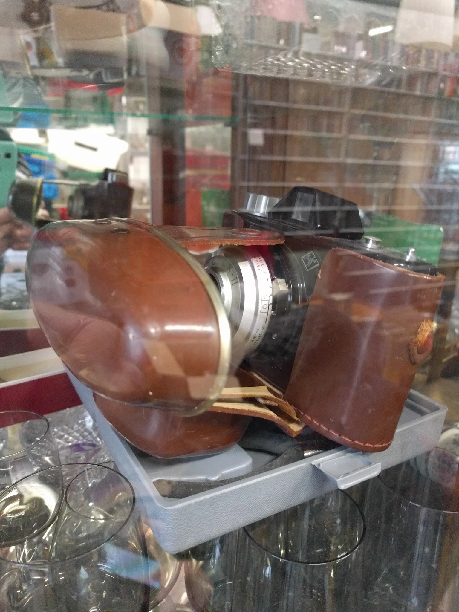 Vintage camera met bruin leren camera-tas, close-up van de camera en accessoires