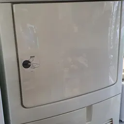 Close-up van een witte wasmachine of droger met openingshandel en etiket