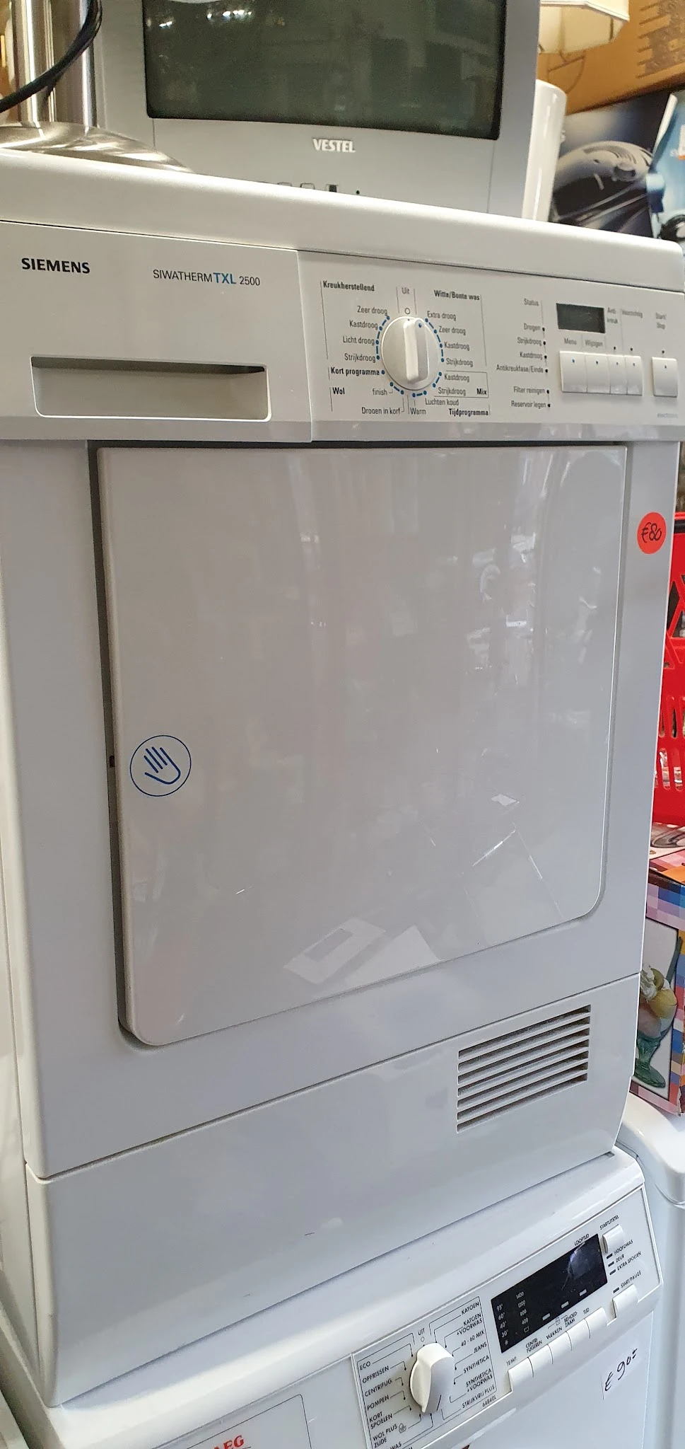 Witte magnetron of oven met handlogo op deur