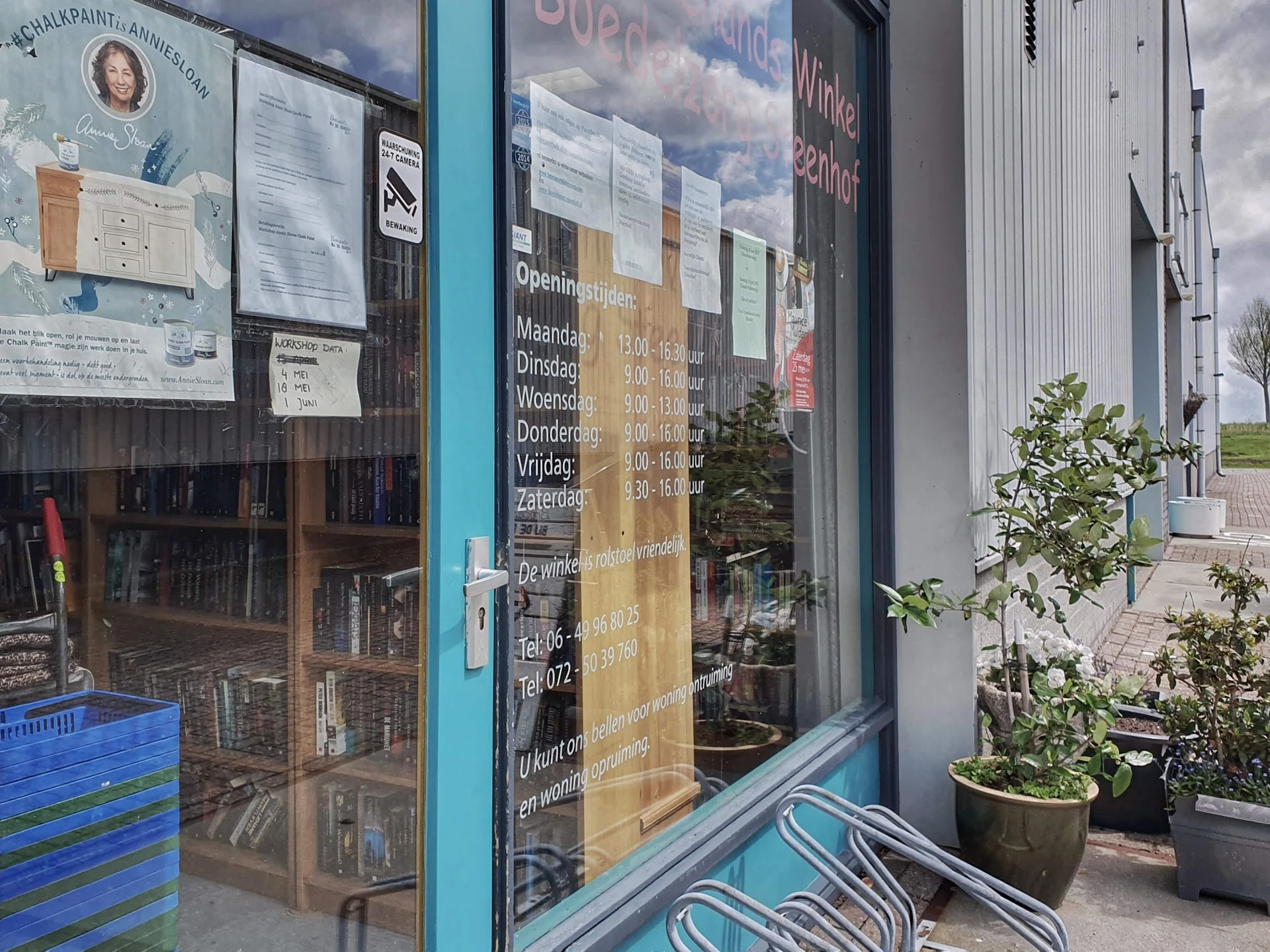 Kringloopwinkel Boedelzorg steenhof in De Rijp met tweedehands huis- en inrichting, kasten en meubels