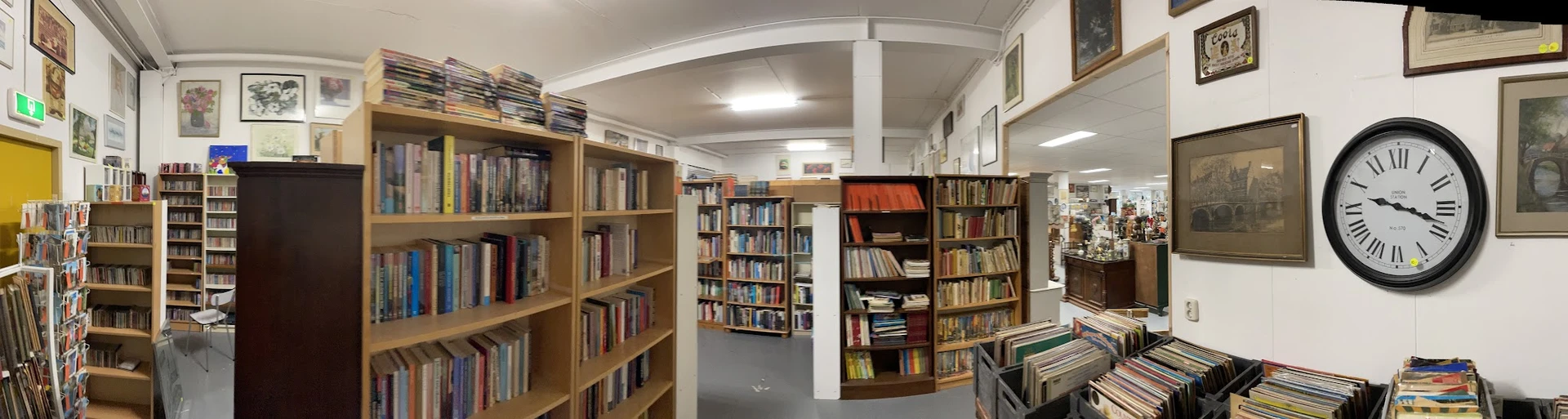 Boekenkasten en stellingen vol met tweedehands boeken in een kringloopwinkel