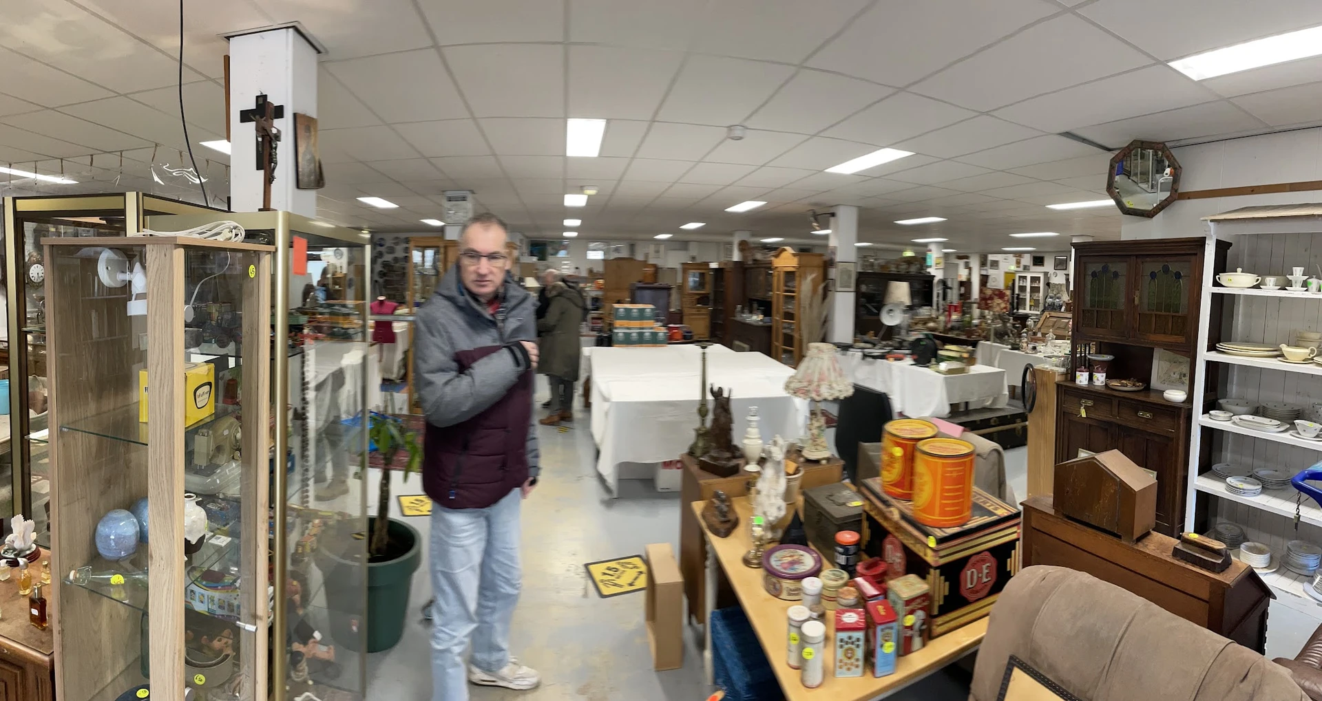 Overzicht van de winkelvloer met diverse artikelen, rekken en spullen uitgestald in een kringloopwinkel