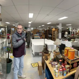 Overzicht van de winkelvloer met diverse artikelen, rekken en spullen uitgestald in een kringloopwinkel