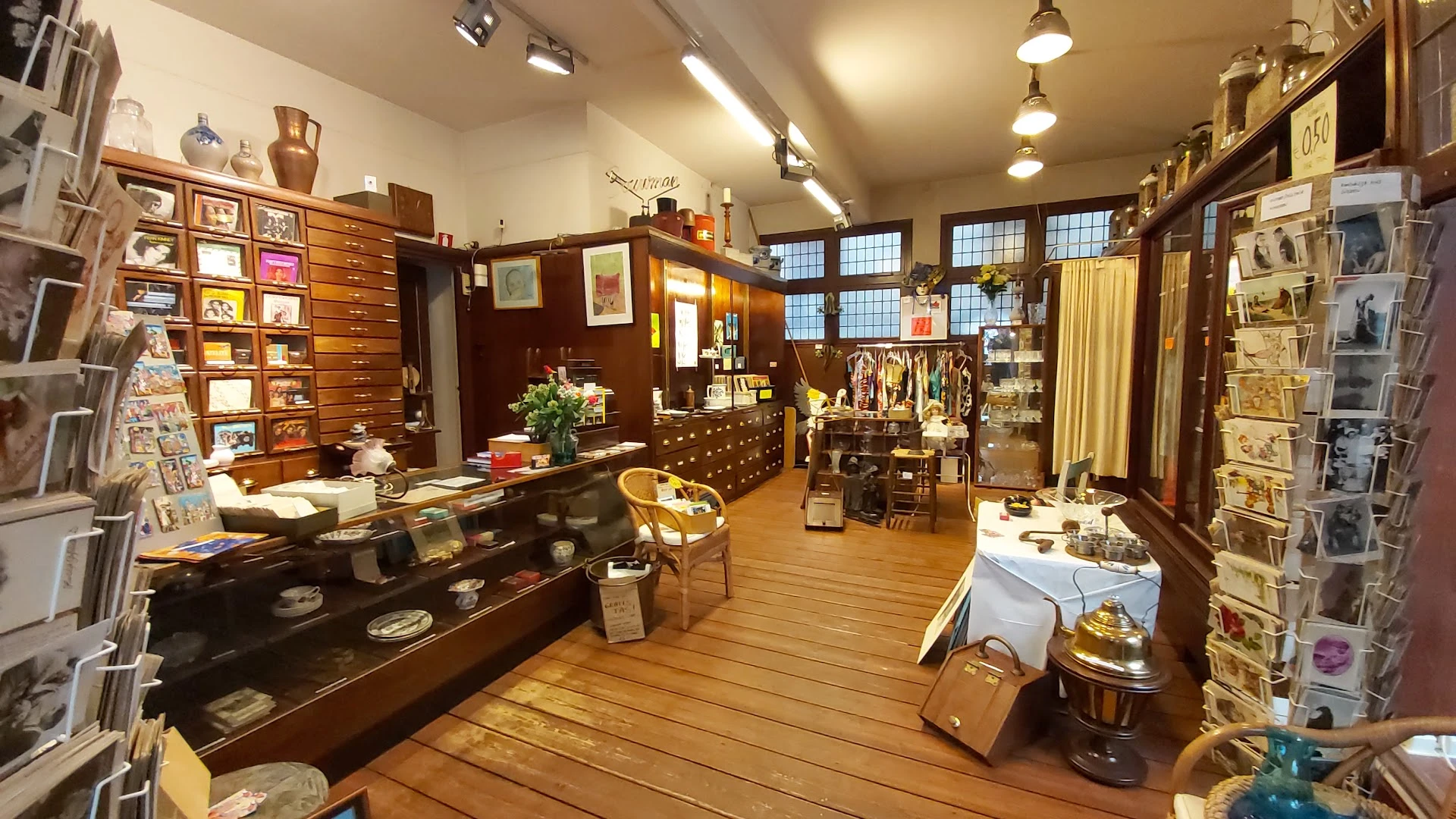 Kringloopwinkel Bouwman Curiosa in Groningen in Groningen Stad met tweedehands boeken, huis- en inrichting en kleding
