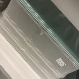 Close-up van een transparante plastic doos of bakje met een wit etiket